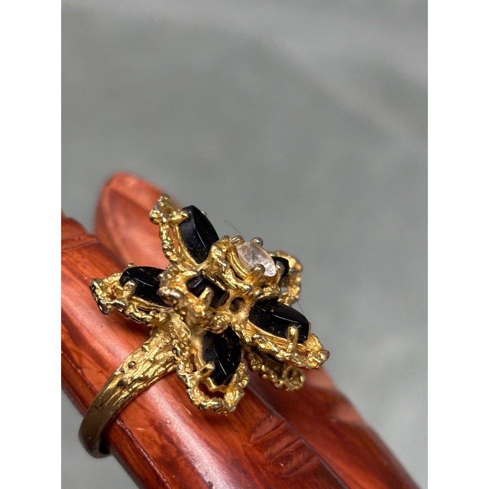 Vtg Gold Tone Black Floral Cocktail Ring Clear Center Stone Statement Size 5.5 - Picture 5 of 10